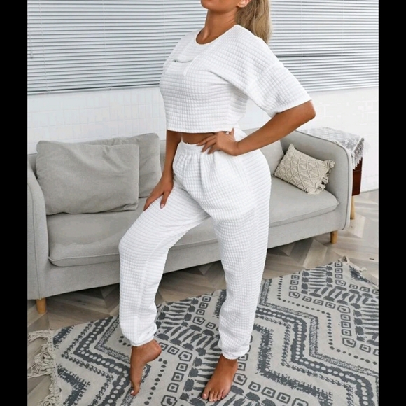 Zipper Detail Tee & Sweatpants - Picture 2 of 5